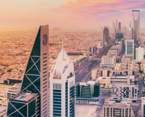 Riyadh city skyline at sunset, showcasing Saudi Arabia’s growing role in global supply chain and manufacturing partnerships. The image represents economic transformation through strategic partnerships in manufacturing and renewable energy.