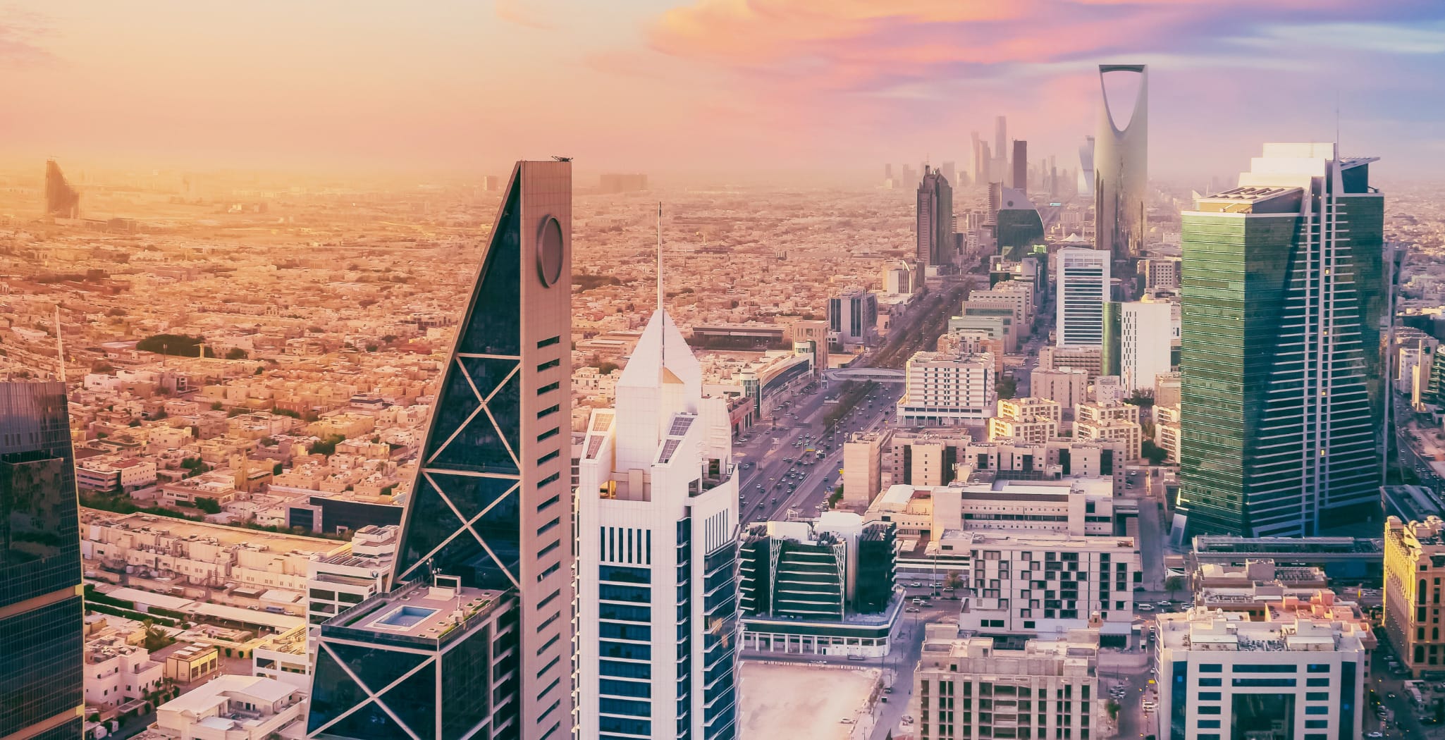 Riyadh city skyline at sunset, showcasing Saudi Arabia’s growing role in global supply chain and manufacturing partnerships. The image represents economic transformation through strategic partnerships in manufacturing and renewable energy.